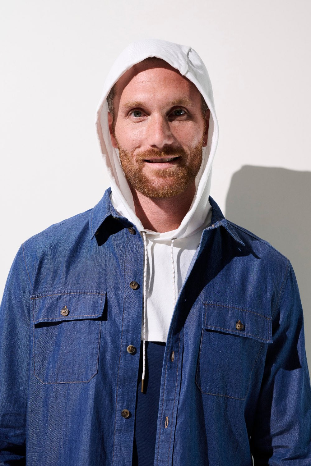 Homme portant une capuche anti-UV - Mojave à manches longues, protection solaire UPF 50+, style décontracté.