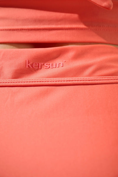 Détail d'une jupe de bain anti-UV - Capri en tissu léger corail, marque Ker Sun, offrant protection solaire.
