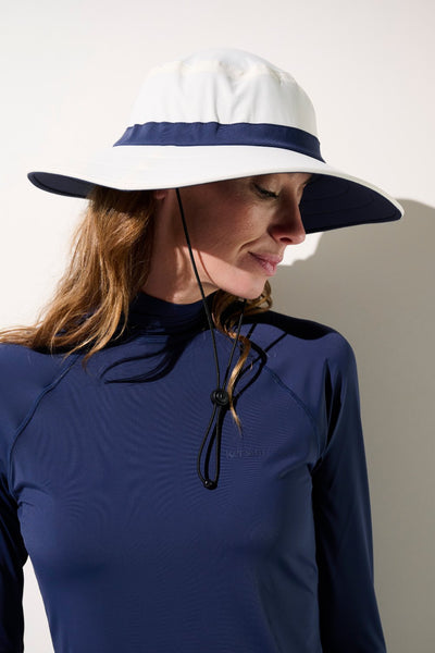 Chapeau de bain anti-UV - Galápagos pour femme, bleu et blanc, offrant une protection solaire UPF 50+ lors d'activités en extérieur.