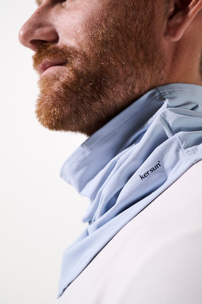 Tour de cou anti-UV - Boston en tissu léger et respirant, porté par un homme avec protection solaire UPF 50+.