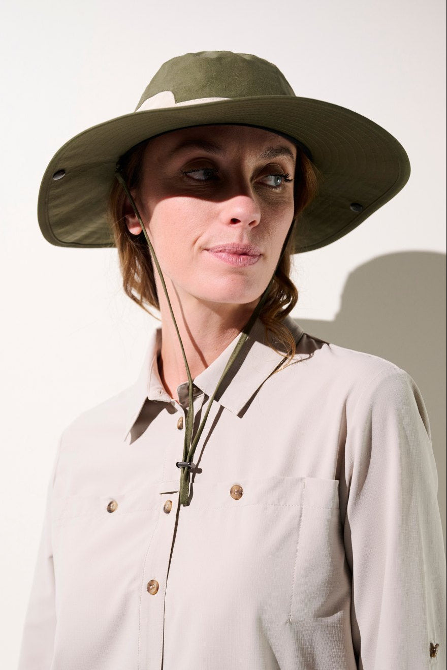 Chapeau anti-UV - Sequoia, léger et pratique, porté par une femme pour des randonnées, avec protection UPF 50+.