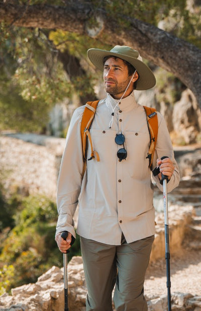 Homme portant un chapeau anti-UV Oasis, léger et respirant, en randonnée, protection solaire UPF 50+.