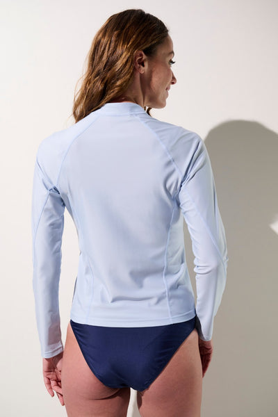 Veste de bain anti-UV - Moorea, femme portant une veste légère lycra, couleur bleu clair, protection solaire UPF 50+.