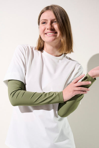 Manches anti-UV - Gobi vert olive pour femme, protection solaire UPF 50+ sous un t-shirt blanc.