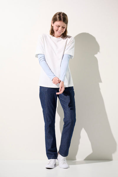 Femme portant un t-shirt blanc et des manches anti-UV Gobi bleues, confortables et élégantes, protectrices UPF 50+.