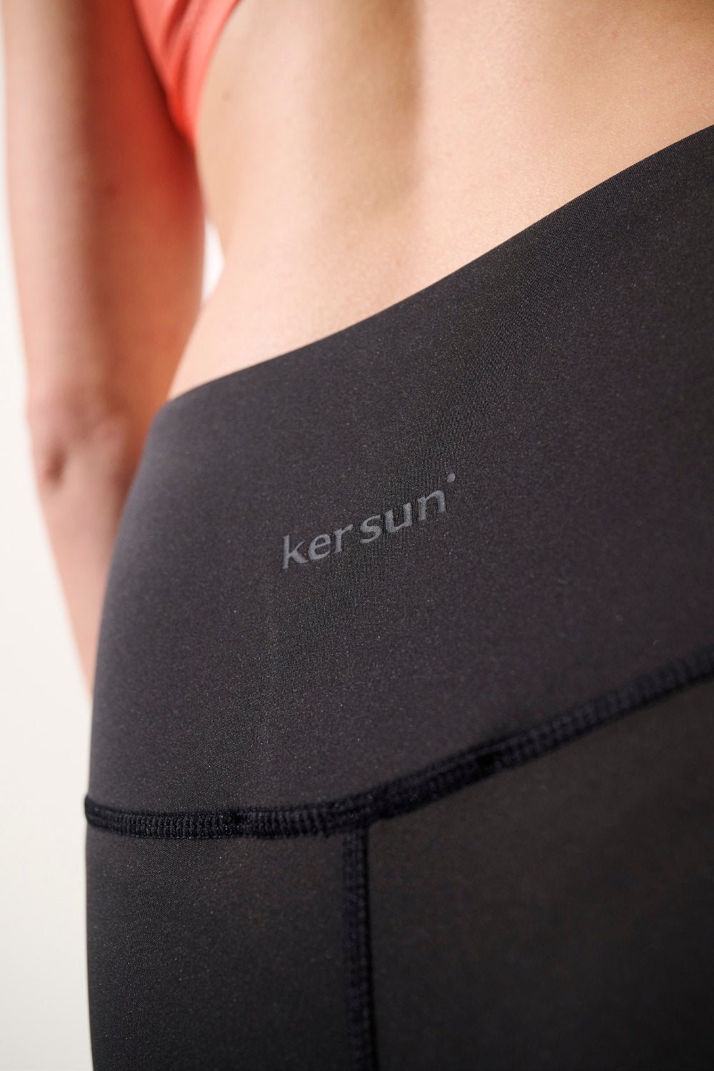 Legging de bain anti-UV noir de Ker Sun, idéal pour le confort et la protection solaire lors d'activités aquatiques.