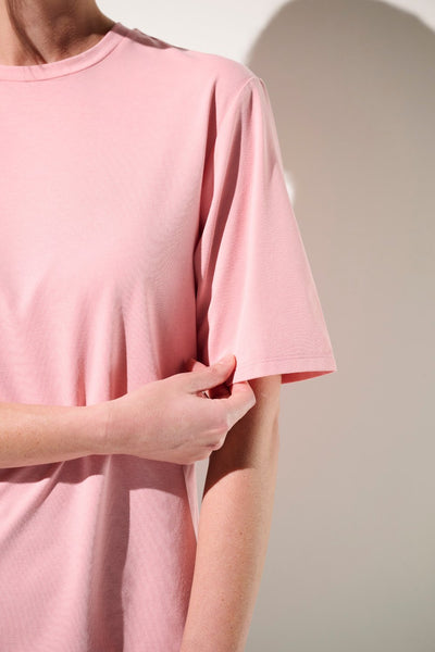 T-shirt anti-UV rose pour femme, léger et respirant, certifié UPF 50+ pour une parfaite protection solaire.