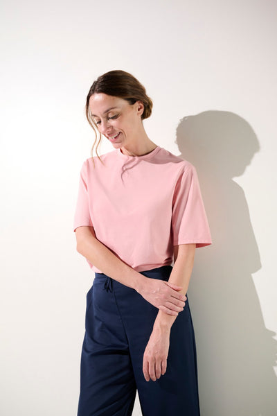 T-shirt anti-UV rose pour femme, léger et élégant, UPF 50+, idéal pour des journées ensoleillées décontractées.