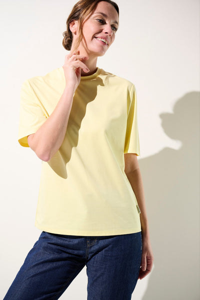 T-shirt anti-UV jaune pour femme, léger et élégant, offrant une protection solaire UPF 50+.