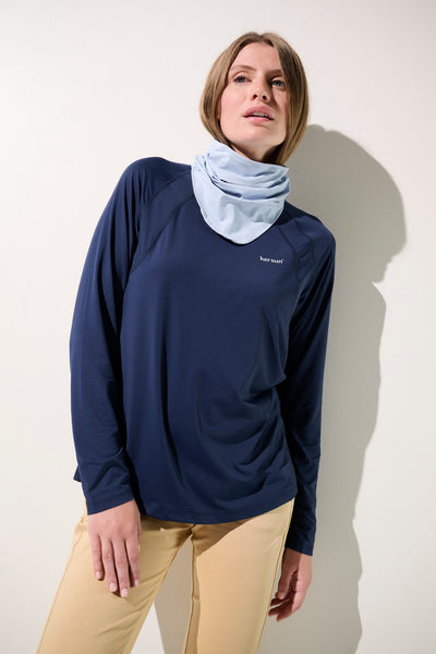 Femme portant un tour de cou anti-UV - Boston et un t-shirt léger anti-UV, UPF 50+ pour protection solaire.