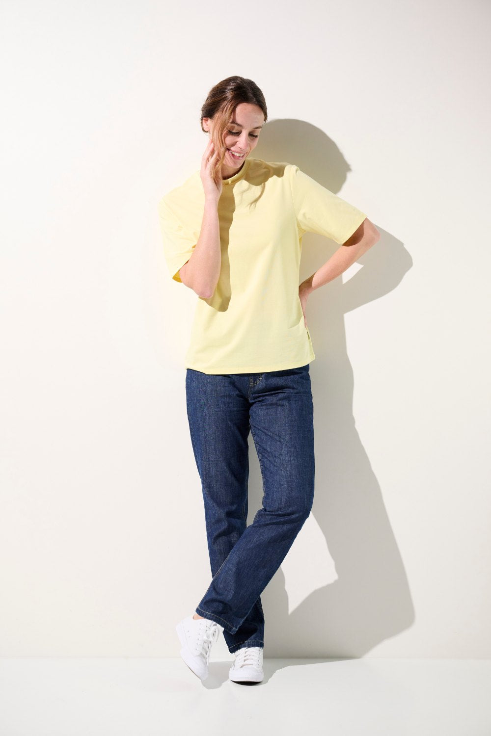 T-shirt anti-UV jaune UPF 50+ pour femme, léger et élégant, parfait pour une journée décontractée.