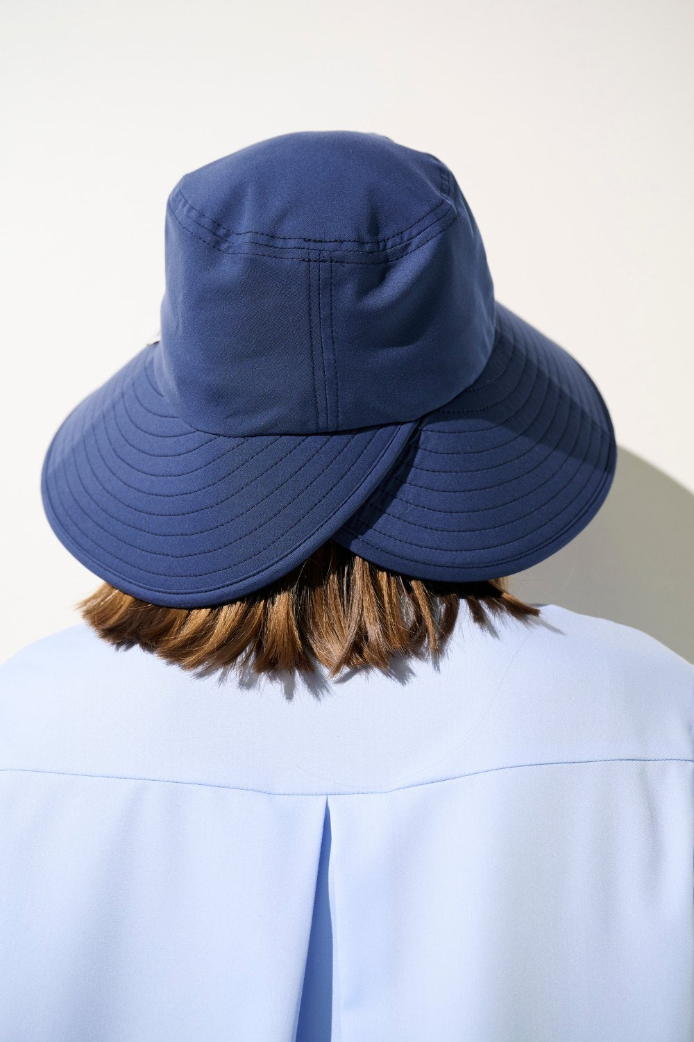 Chapeau anti-UV - Capri bleu pour femme, élégant et léger, offrant une protection solaire UPF 50+.