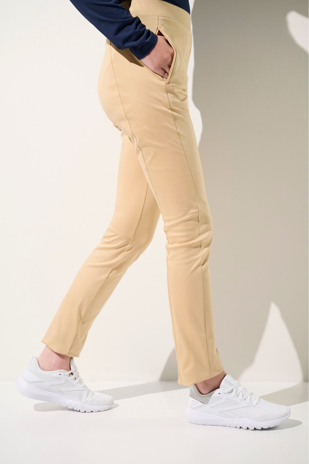 Femme portant un pantalon anti-UV beige et certifié UPF 50+, confortable au quotidien.