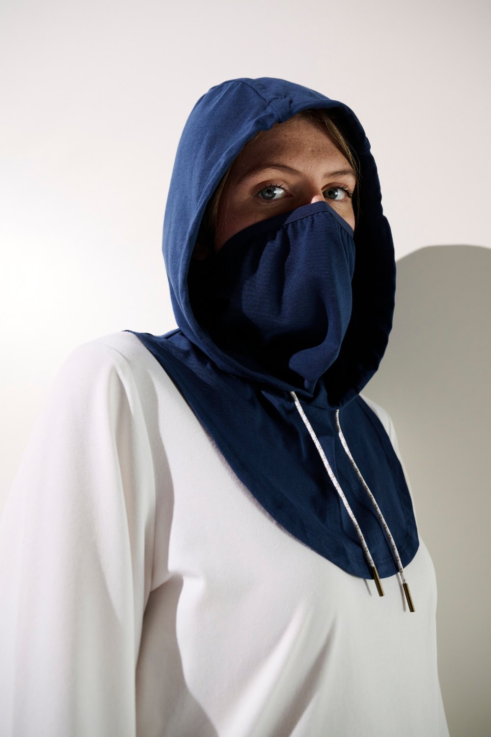 Capuche anti-UV Mojave en bleu marine pour femme, offrant protection solaire UPF 50+ avec tissu léger.