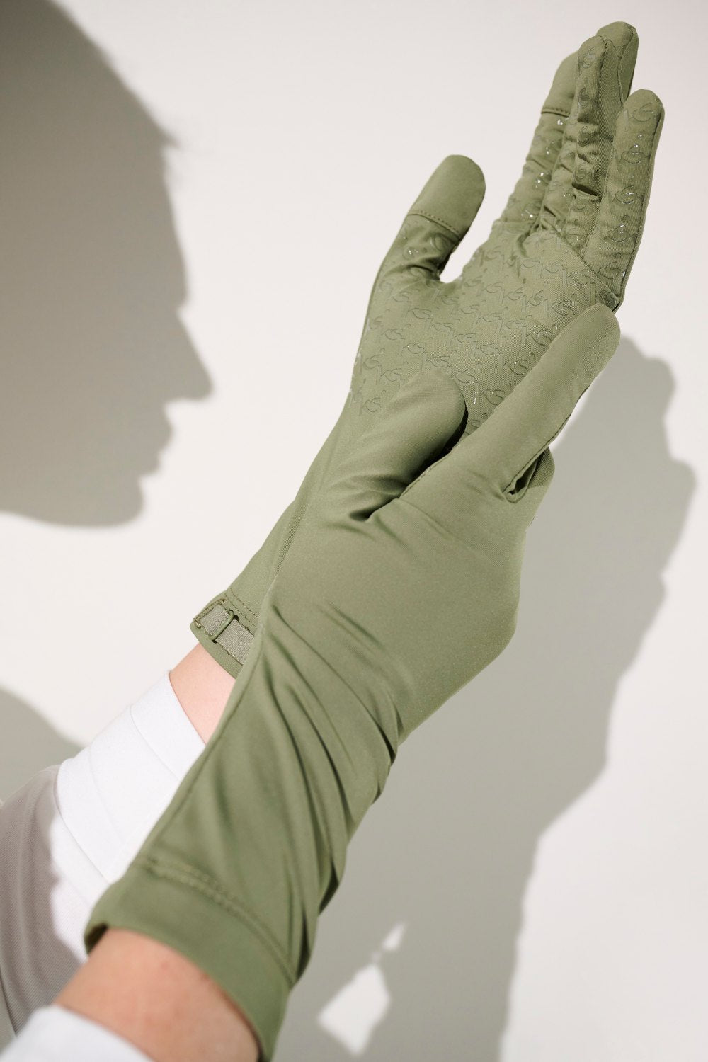 Gants anti-UV - Mojave en vert olive, offrant protection solaire UPF 50+ et confort pour les activités en extérieur.
