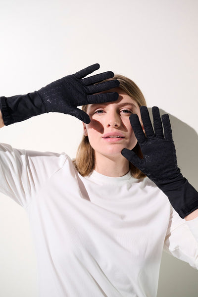Femme portant des gants anti-UV Mojave noirs, confortables et élégants, offrant une protection solaire UPF 50+.