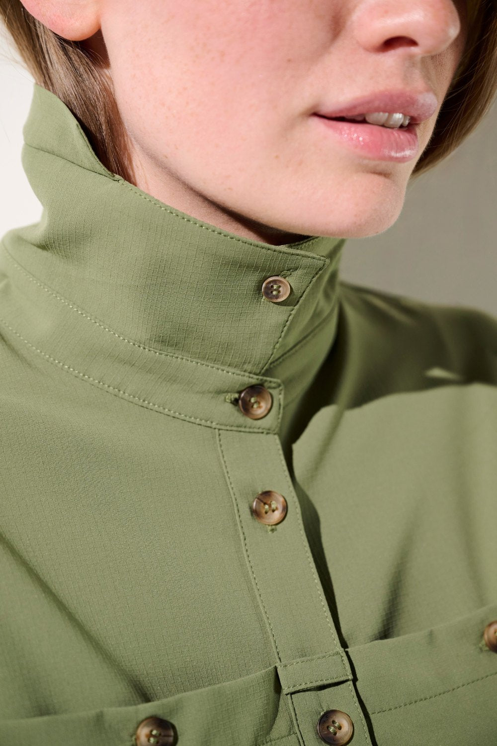 Chemise anti-UV - Sequoia verte pour femme, légère et élégante avec protection solaire UPF 50+, parfaite pour les activités en plein air.