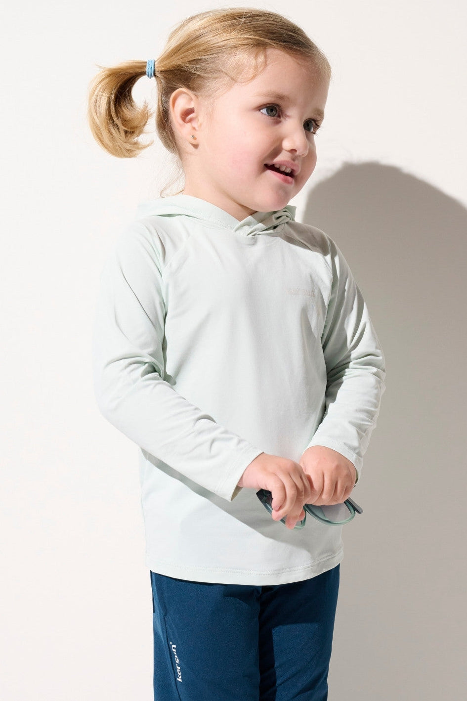 T-shirt anti-UV à capuche - Oasis, léger et confortable, conçu pour enfants, couleur vert clair, protection solaire UPF 50+.