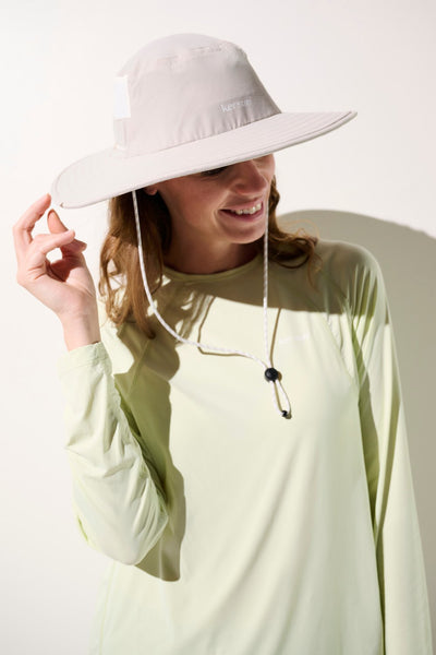 Chapeau anti-UV - Oasis léger et respirant pour femme, offrant une protection solaire UPF 50+ pendant les activités en extérieur.