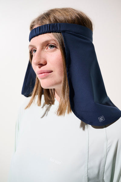 Cache-nuque anti-UV - Gobi en bleu marine, porté par une femme pour une protection solaire efficace.