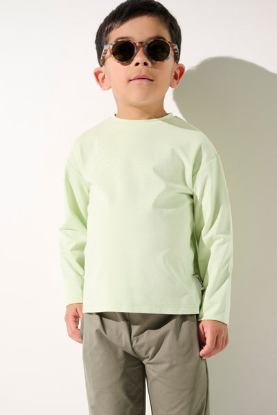 T-shirt anti-UV vert clair pour garçon, léger et UPF 50+, idéal pour jouer au soleil en toute sécurité.