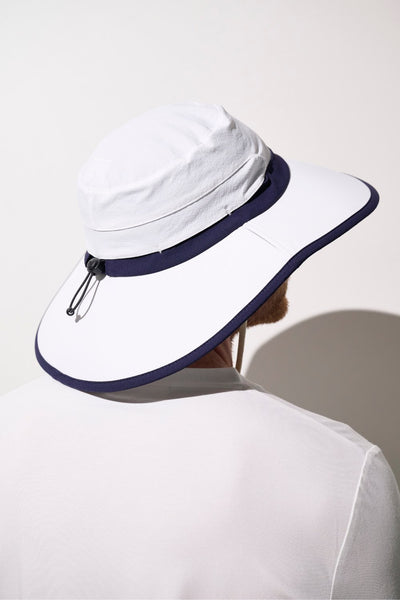 Chapeau anti-UV - Augusta blanc et bleu, léger et respirant, idéal pour homme lors des activités de plein air.