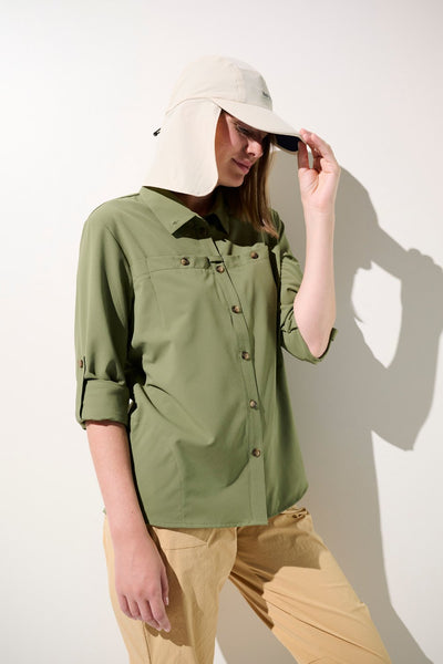 Femme portant une chemise anti-UV verte UPF 50+ et une casquette anti-UV Sequoia pour activités en extérieur.