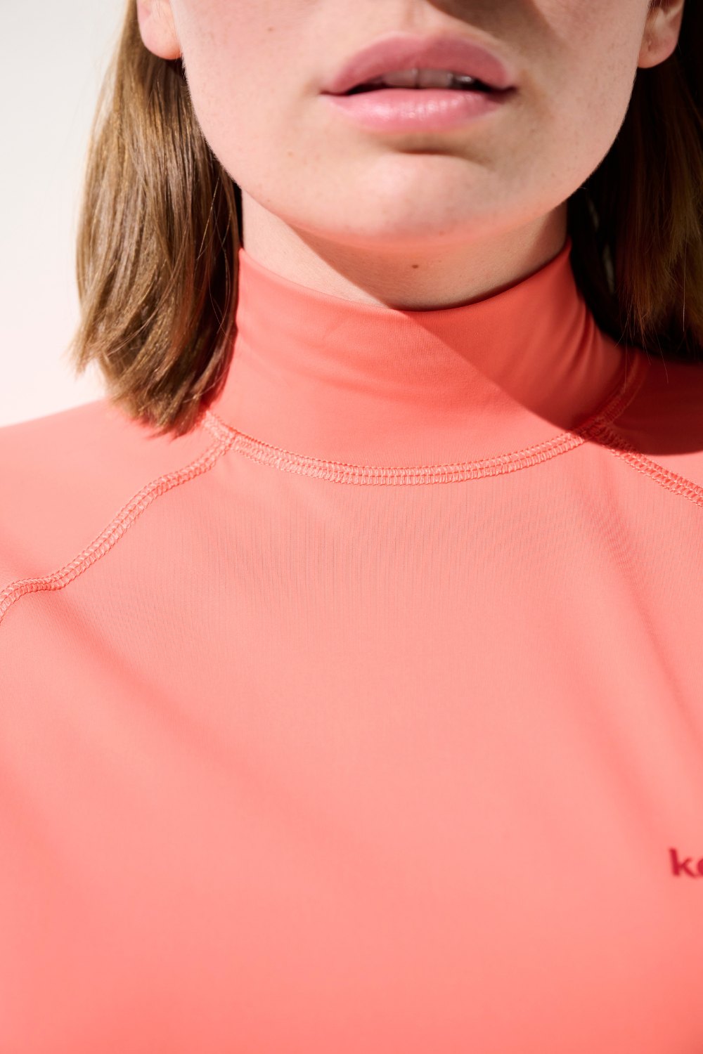 T-shirt de bain anti-UV - Malibu en corail pour femme, UPF 50+, idéal pour la protection solaire en sports aquatiques.