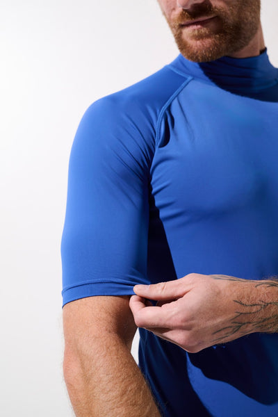 T-shirt de bain anti-UV bleu pour homme en lycra, UPF 50+ pour une protection solaire lors d'activités aquatiques.
