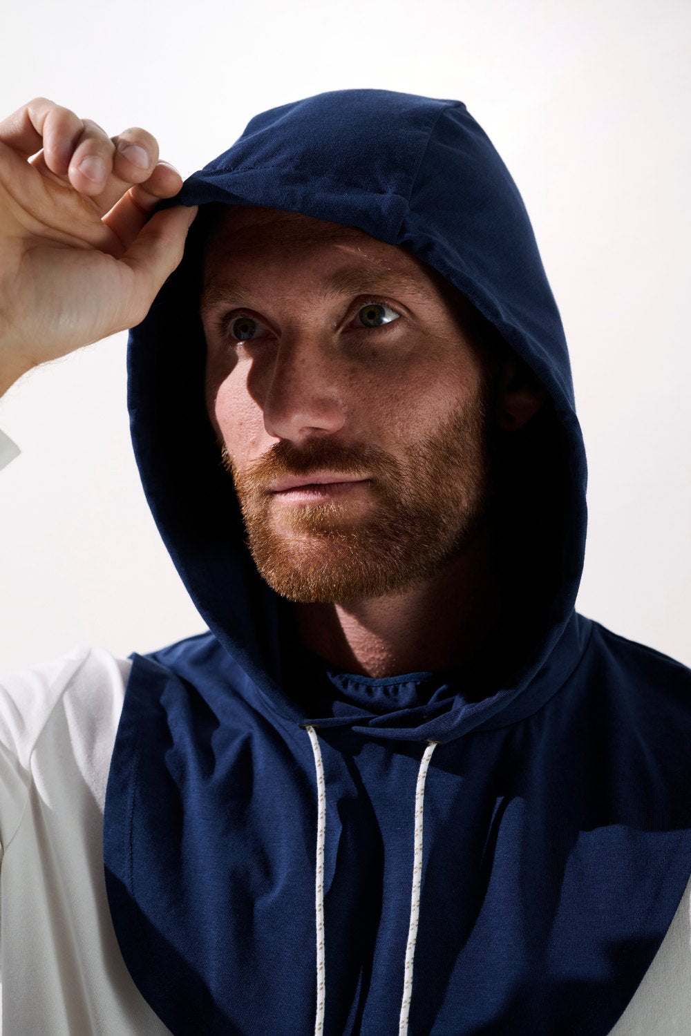 Homme portant une capuche anti-UV - Mojave, couleur bleu marine, offrant protection solaire UPF 50+.