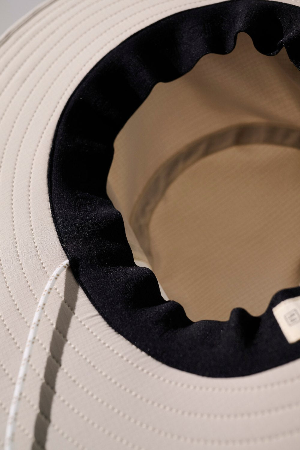 Chapeau anti-UV - Oasis, intérieur noir, léger et respirant pour protection solaire élégante.