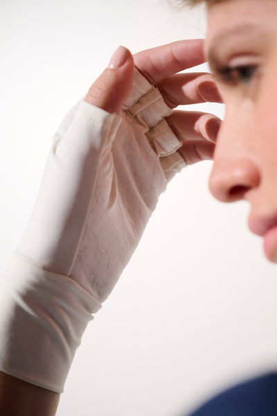 Mitaines anti-UV Gobi blanches pour femme, offrant protection solaire UPF 50+ et confort lors d'activités extérieures.