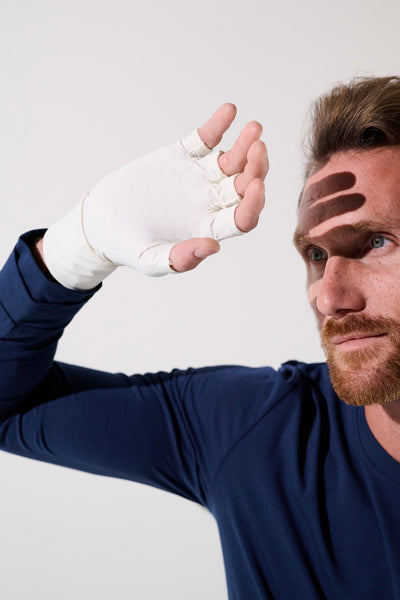 Mitaines anti-UV blanches UPF 50+ pour homme, idéales pour activités extérieures et protection solaire.