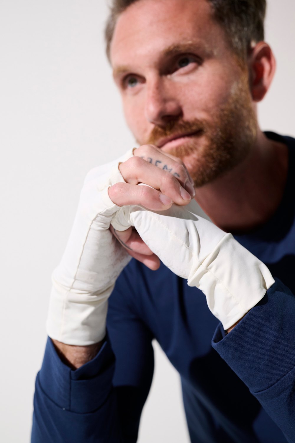 Mitaines anti-UV blanches UPF 50+ pour homme, offrant confort et protection solaire lors d'activités extérieures.