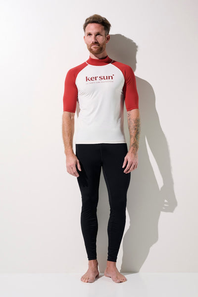 T-shirt de bain anti-UV - Malibu par Ker Sun, homme en lycra rouge et blanc, idéal pour sports aquatiques.