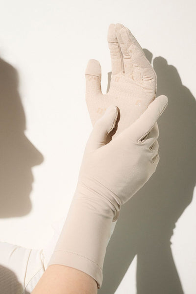 Gants anti-UV beige pour femme, offrant protection solaire UPF50+ et confort pour toutes les activités.