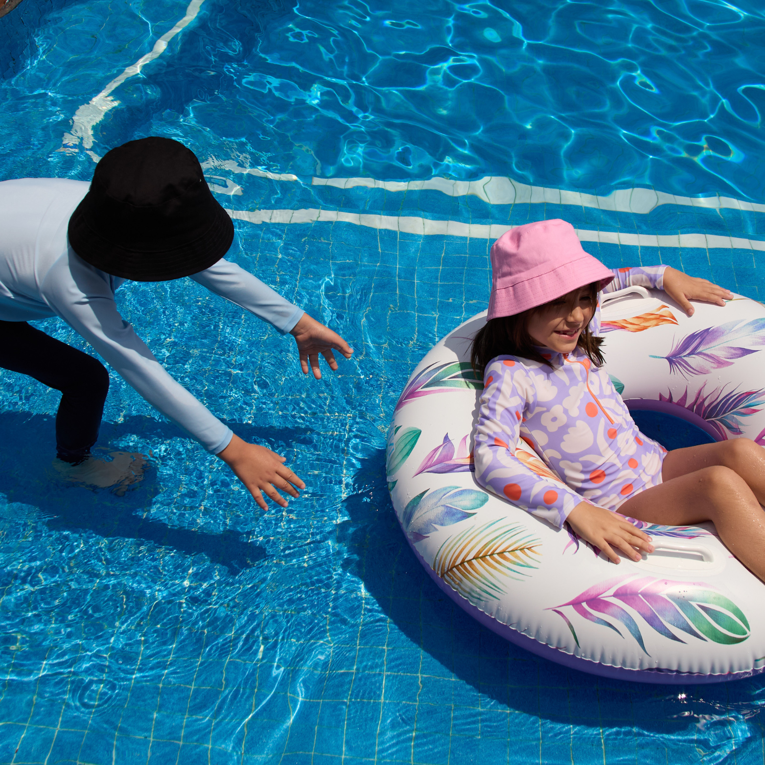 Enfants portant des maillots de bain anti-UV dans une piscine