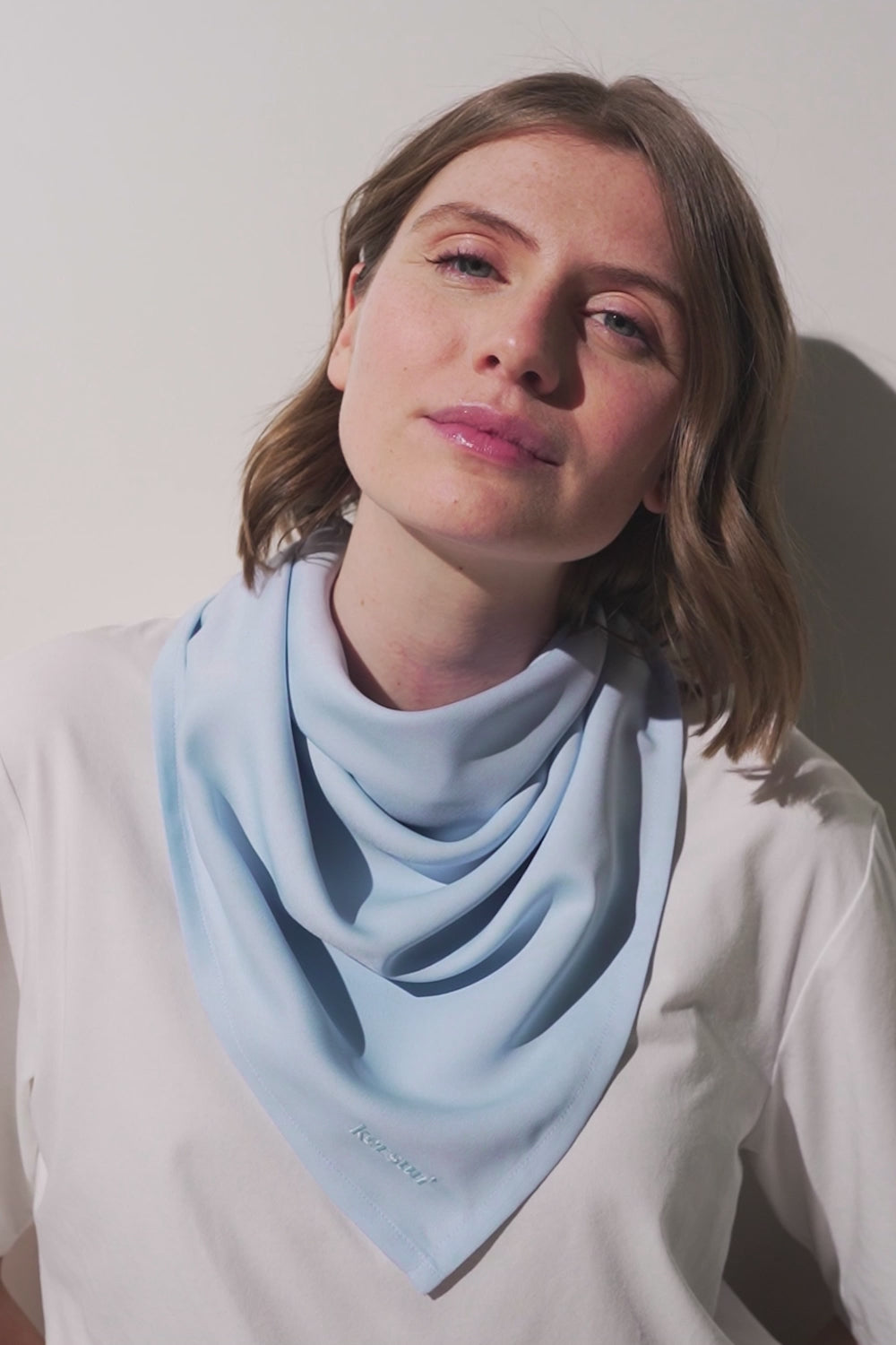 Foulard anti-UV - Positano en couleur bleu clair porté par une femme, élégant et léger, protection solaire UPF 50+.