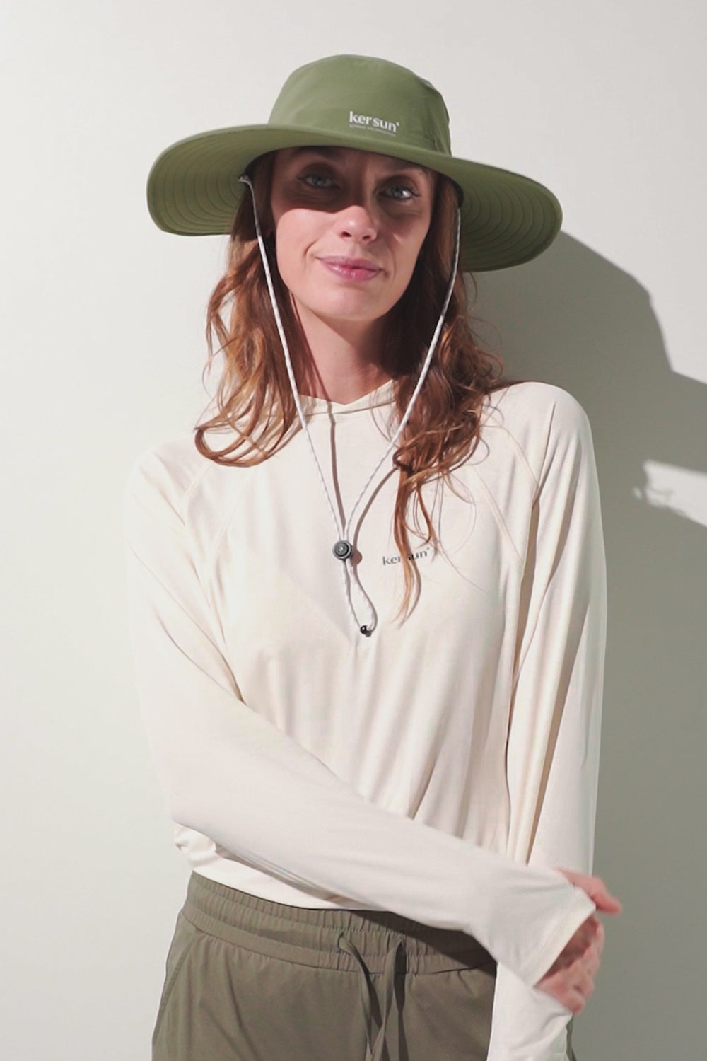 Chapeau anti-UV - Oasis olive UPF 50+, femme portant un vêtement léger et respirant pour activités en plein air.