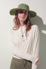 Chapeau anti-UV - Oasis olive UPF 50+, femme portant un vêtement léger et respirant pour activités en plein air.