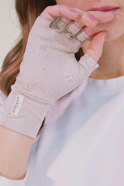 Parfaites pour prendre soin de la peau de vos mains au quotidien, les mitaines anti-UV beiges vous protégeront efficacement dans toutes vos activités extérieures.