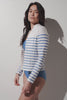 Femme portant des vêtements anti-UV pour la baignade, certifiés UPF 50+ pour une protection solaire maximale.