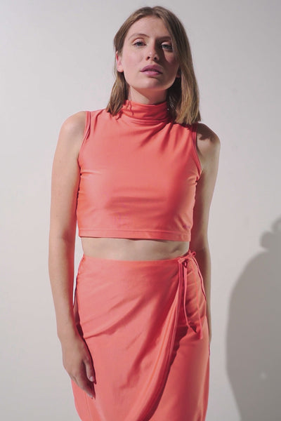 Haut de maillot de bain anti-UV - Malta, femme en crop top orange, élégant et léger pour une protection solaire optimale.