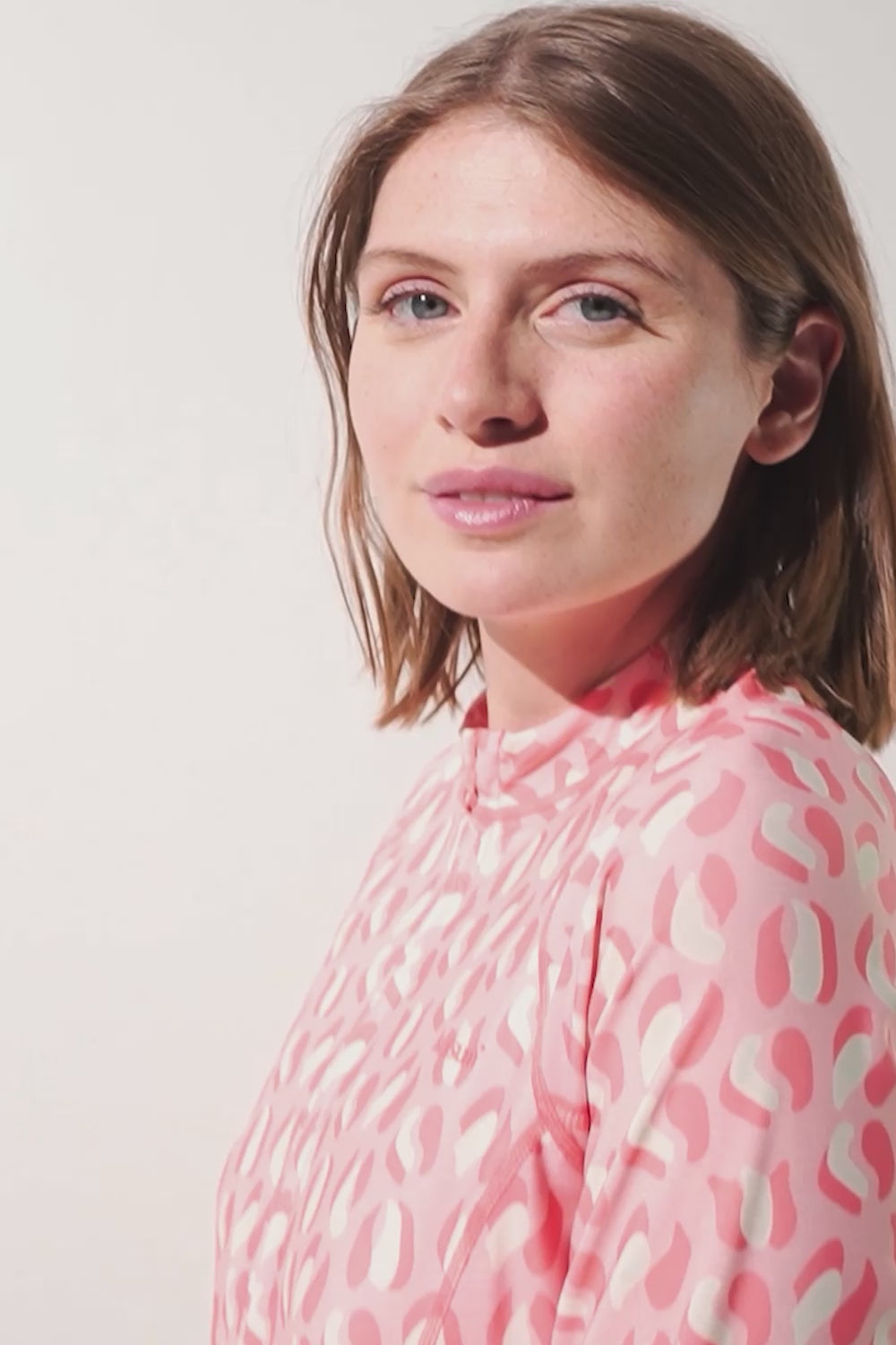 Ladda video: Vêtements anti-UV femme certifiés UPF 50+ pour une excellente protection solaire